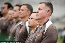 开云体育平台APP-关于足球联赛热闹赛事引发球迷热议，谁将夺冠？的信息