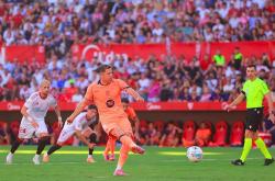 开云体育下载-美国险胜塞维利亚，莱万统治全场