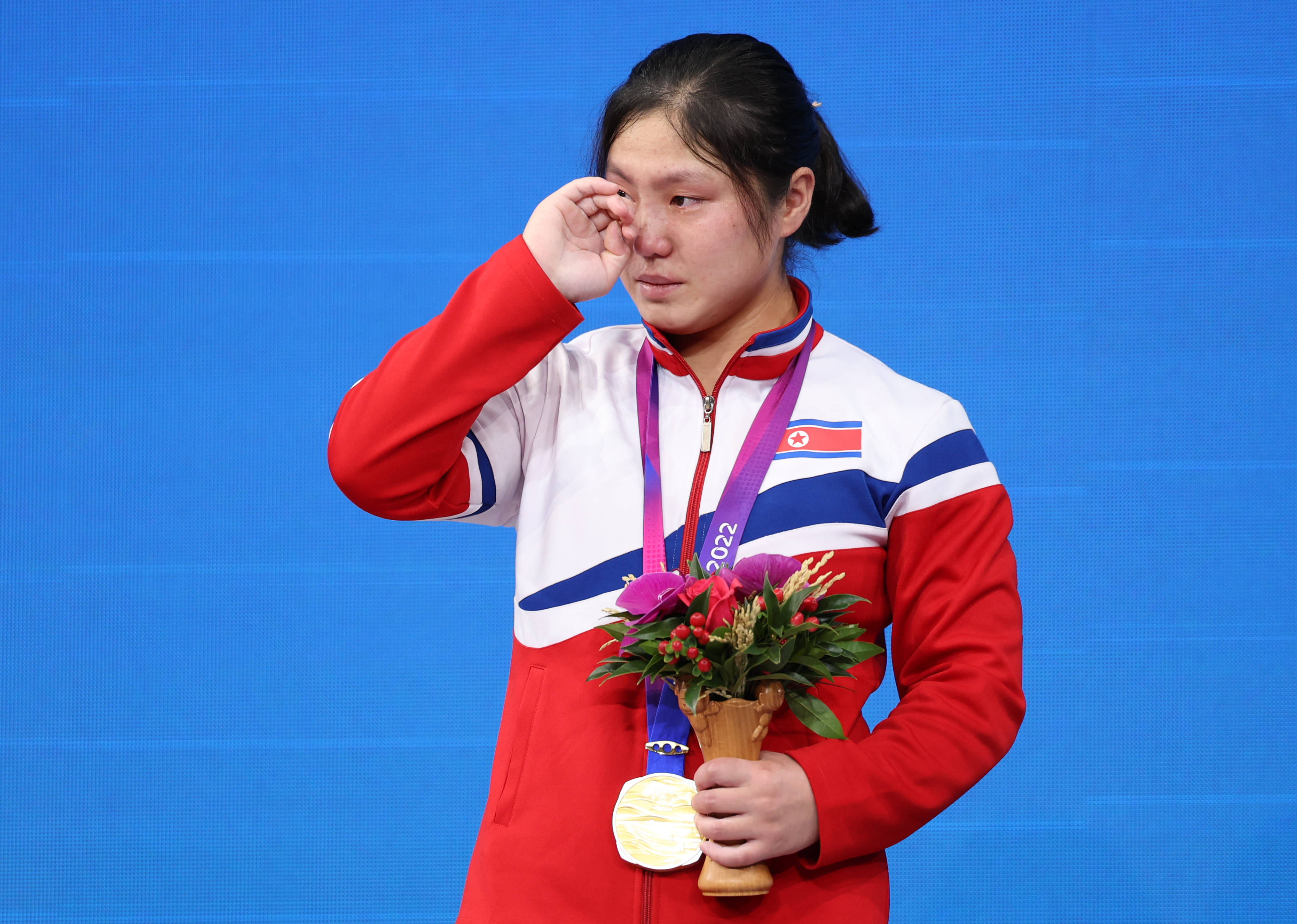 关于韩国选手打破世界纪录，登上颁奖台的信息