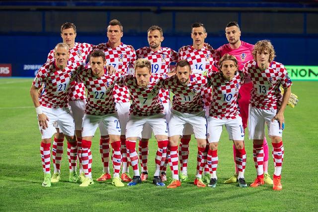 瑞士队主帅带领队伍，欧预赛决胜局全力以赴