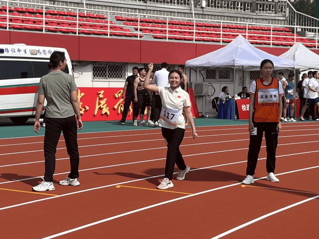 体育赛场展现各种风采，球队实力均衡