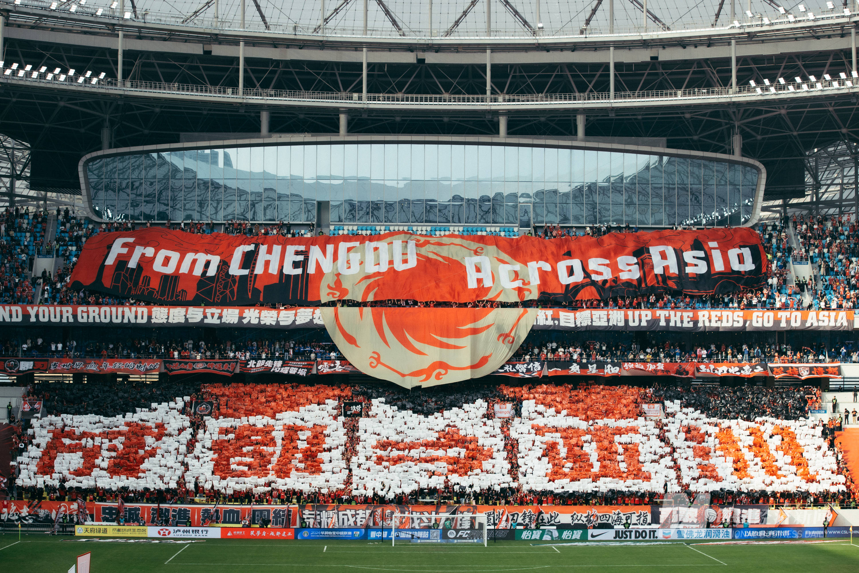 体育赛场展现各种风采，球队实力均衡