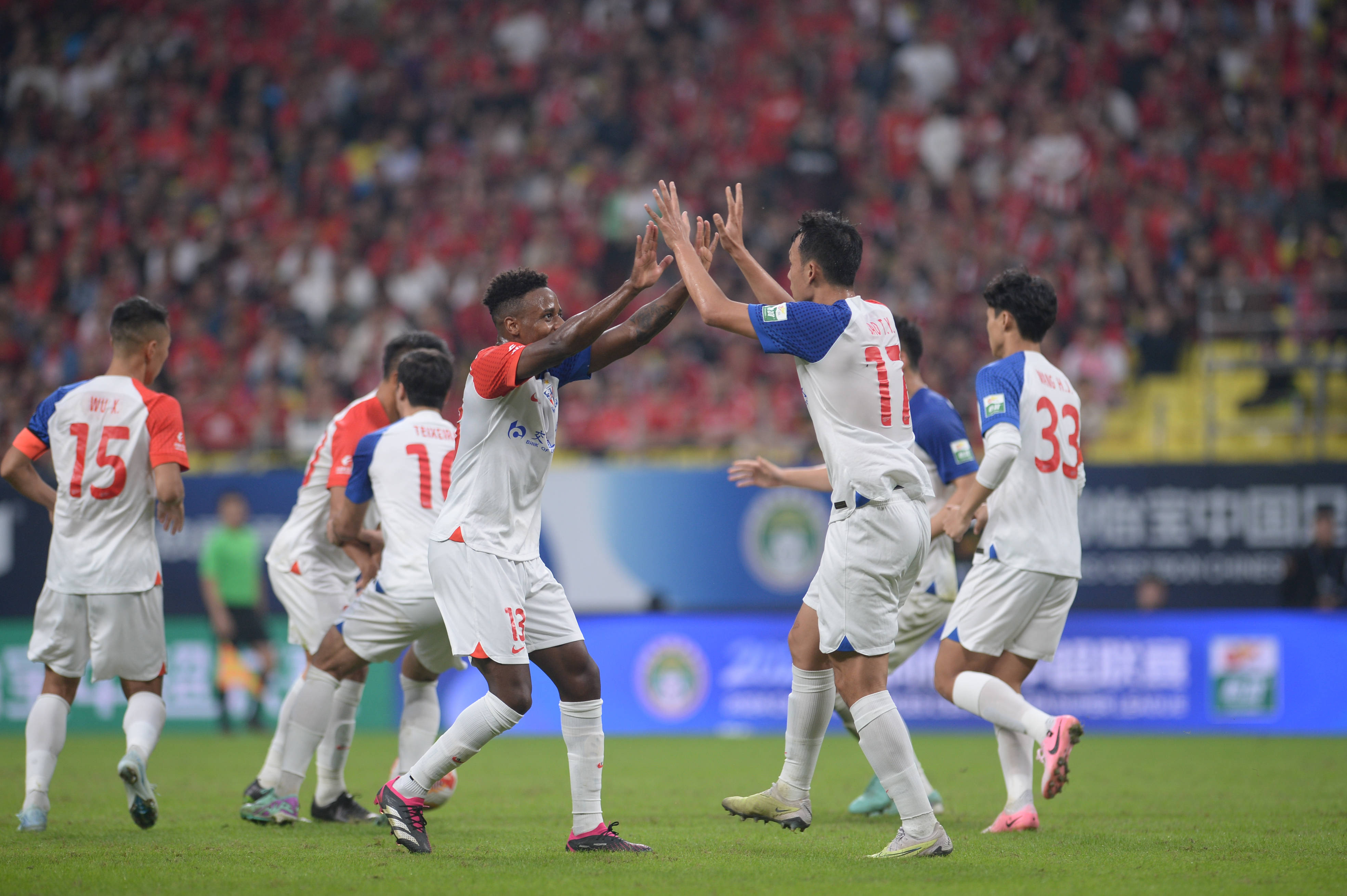 申花队大胜贵州,球员们庆祝满场 申花队大胜贵州,球员们庆祝满场