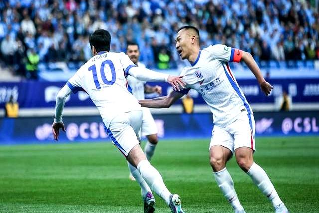 申花队大胜贵州,球员们庆祝满场 申花队大胜贵州,球员们庆祝满场