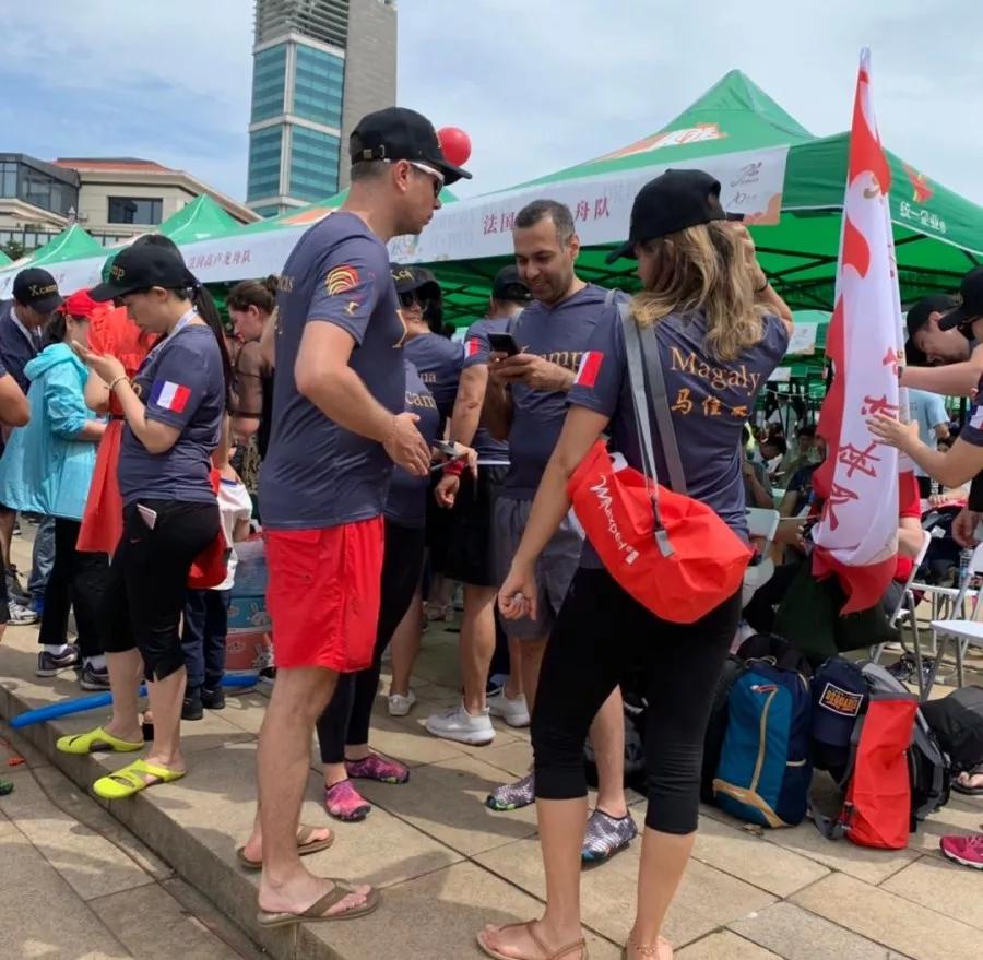 法国队碾压马来西亚队,黄鸭组合点燃赛场 法国队碾压马来西亚队,黄鸭组合点燃赛场