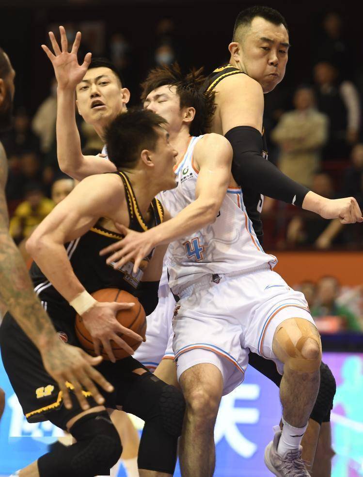 深圳队鏖战山东队，福克斯统治全场